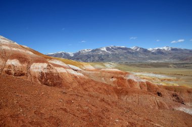 Kırmızı dağlık manzara mavi gökyüzü ile