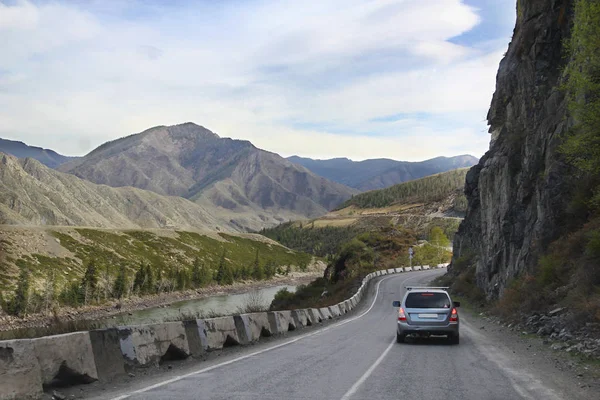 Dağ Yolda Araba Sürmek — Stok fotoğraf