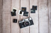 starý fotoaparát, filmové a fotografické snímky na vinobraní dřevěné pozadí