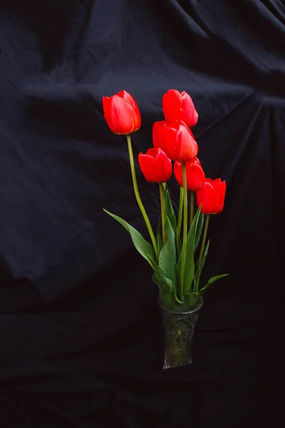Tulipas Vermelhas Vaso Cristal Fundo Tecido Preto — Fotografia de Stock