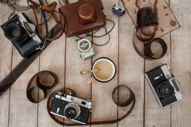 kompozisyon ile bir fincan kahve retro kameralar ve ahşap antika arka plan üzerinde bir film