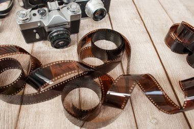 bir masanın üzerinde yatan iki kamera ile fotoğraf filmleri