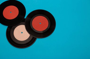 mavi bir arka plan üzerinde üç vinil kayıtlar