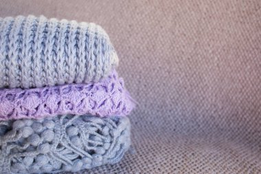 Yün öğeleri bir örme yüzey üzerinde yığılmış