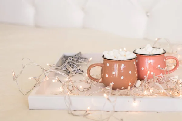 Téli Üdülés Összetétele Két Aranyos Csésze Kávé Marshmallows Egy Fából — Stock Fotó