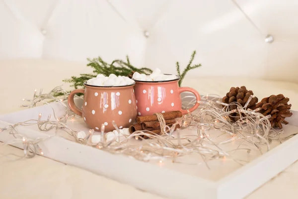 Зимний Праздник Композиция Две Милые Чашки Кофе Зефиром Деревянном Белом — стоковое фото
