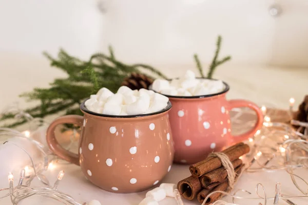 Téli Üdülés Összetétele Két Aranyos Csésze Kávé Mályvacukrot Karácsonyi Fények — Stock Fotó