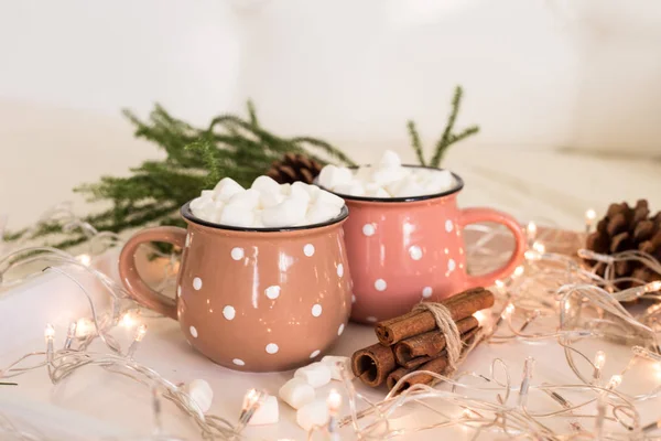 Зимняя Праздничная Композиция Две Милые Чашки Кофе Зефиром Деревянном Белом — стоковое фото