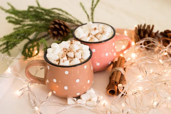 寒假构图 两杯可爱的咖啡 在一个带圣诞灯饰和特写镜头的白色木托盘上放在棉花糖上 选择性对焦 — 图库照片