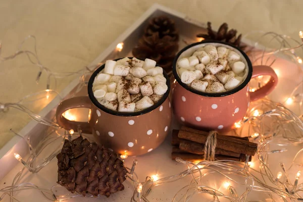 寒假构图 两杯可爱的咖啡 在一个带圣诞灯饰和特写镜头的白色木盘上 — 图库照片