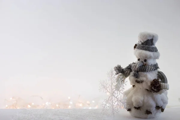 모호한 크리스마스 불빛의 배경에 장난감 눈사람 스톡 사진
