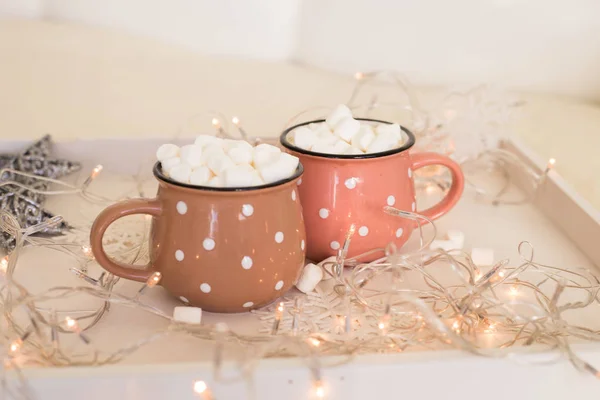 Χειμερινές Διακοπές Σύνθεση Δύο Χαριτωμένα Φλιτζάνια Καφέ Marshmallows Ένα Ξύλινο Εικόνα Αρχείου