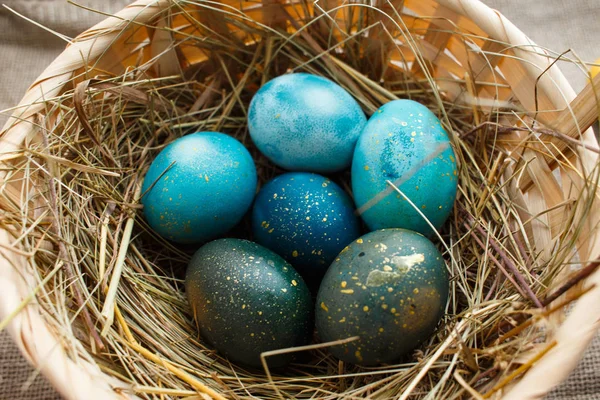 Easter Colored Eggs Wicker Basket Hay Top View — Stock Photo, Image