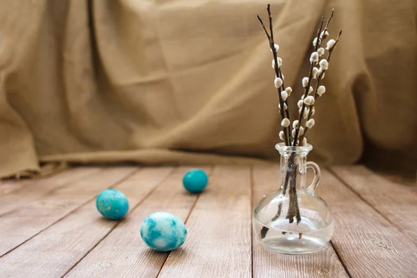 Kompozycja Wielkanocna Kwitnąca Wierzba Oddziałów Szkło Wazon Niebieskie Jajka Drewniany — Zdjęcie stockowe