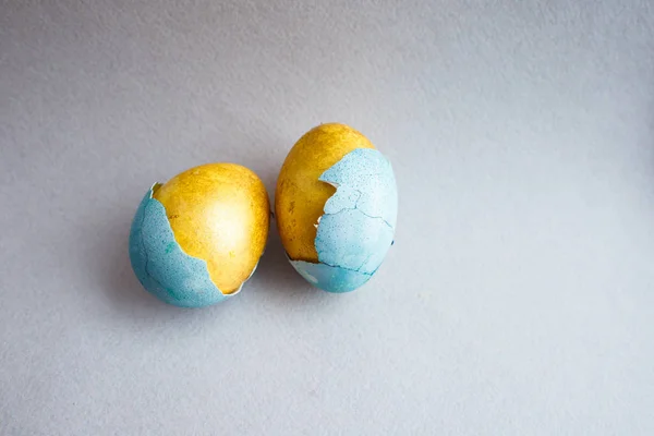 Χρυσή Μπλε Αυγά Σπασμένα Κοχύλια Γκρίζο Φόντο Εικόνα Αρχείου