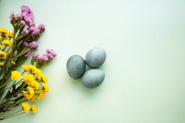 Boyalı yumurta ve bir buket bahar çiçek
