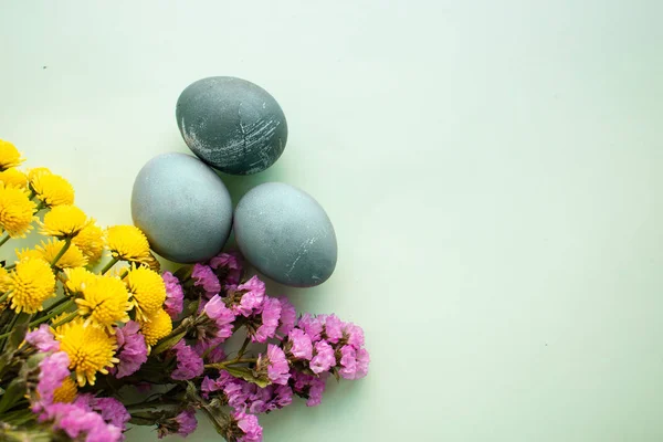 Painted eggs and a bouquet of spring flowers — Stock Photo, Image