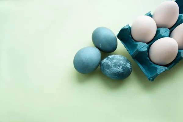 백색 닭 계란과 블루 그린 부활절 달걀 로열티 프리 스톡 이미지