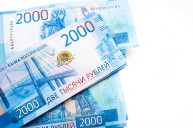 2000 ruble yeni banknotlar büyük bir paket