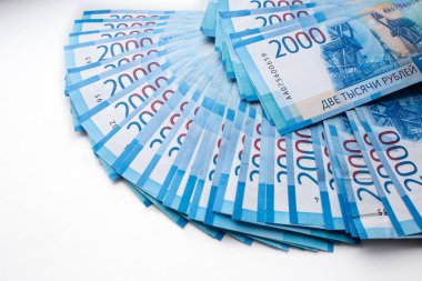 Beyaz bir arka planda bir yığın Rus parası. 2000 ruble yeni banknotlar