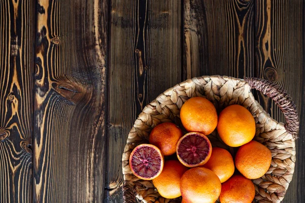 Blutorangen Weidenteller Auf Einem Dunklen Holztisch Ansicht Von Oben Kopierraum — Stockfoto