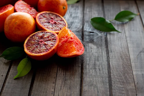 Orangen Auf Einem Dunklen Holztisch Verstreut Selektiver Fokus — Stockfoto