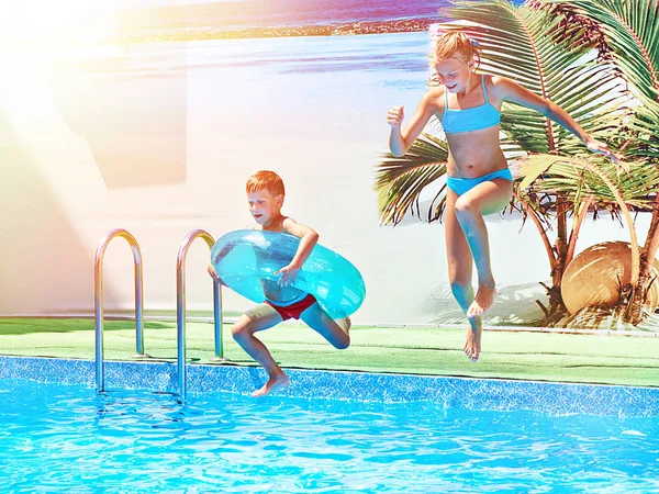 Chica Niño Saltando Una Piscina Del Complejo —  Fotos de Stock