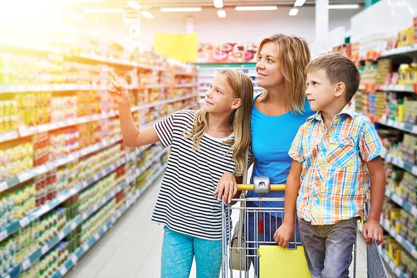 Madre Hijos Eligen Productos Tienda —  Fotos de Stock