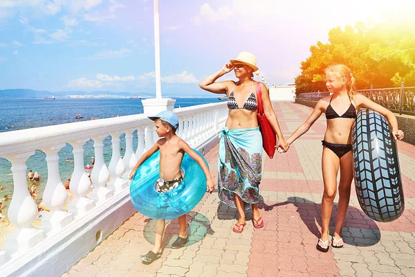 Family Vacation Sea Walk Promenade — Stock Photo, Image