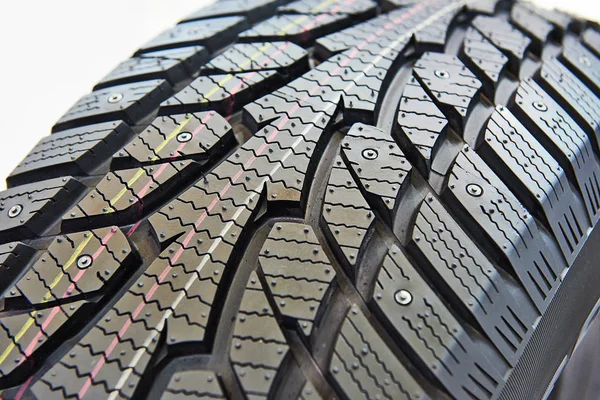 車のクローズ アップのための冬のスタッド タイヤ — ストック写真