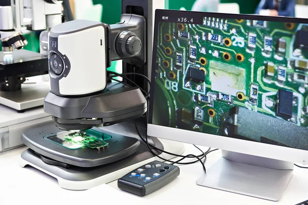 デジタル顕微鏡と実験室でのモニター — ストック写真