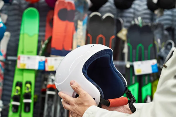 Capacete de esportes de proteção para esquiar em mãos — Fotografia de Stock