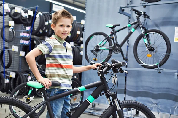 Jongen en fiets in sport winkel — Stockfoto