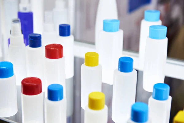 Garrafas Plástico Para Cosméticos Produtos Químicos Domésticos Vitrine — Fotografia de Stock