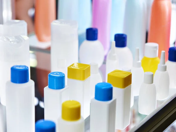 Plastic Flessen Voor Cosmetica Huishoudelijke Chemicaliën Showcase — Stockfoto
