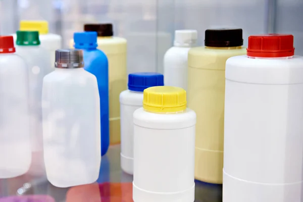 Πλαστικά Μπουκάλια Για Φαρμακολογία Και Οικιακά Χημικά Για Βιτρίνα — Φωτογραφία Αρχείου