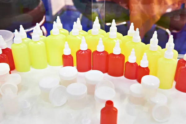 Plastikowych Butelek Kleju Farb Sklepie — Zdjęcie stockowe