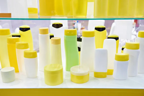 Botol Dan Toples Plastik Untuk Kosmetik Toko Pameran — Stok Foto