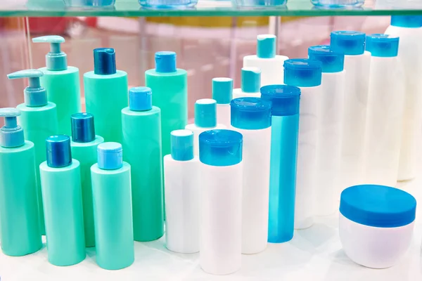 Kosmetiska plastflaskor och schampo — Stockfoto