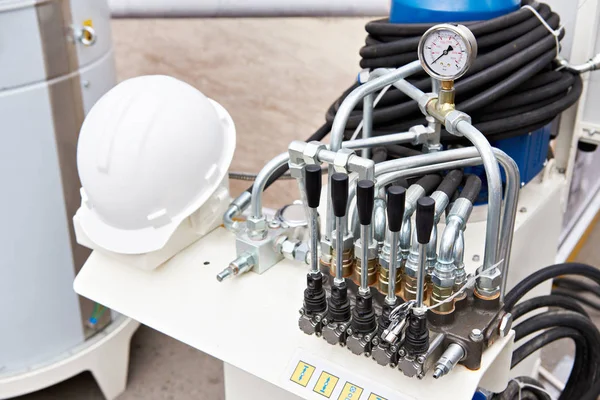 Válvulas Controle Para Máquinas Hidráulicas Capacete Construção — Fotografia de Stock