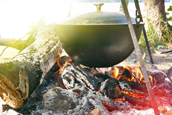 キャンプファイヤーに大きな黒鍋 — ストック写真