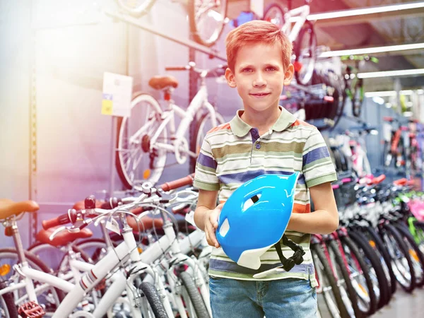 店でのサイクリングに保護スポーツ ヘルメットを持つ少年 — ストック写真