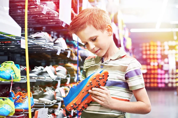 Niño Con Zapatos Fútbol Tienda Deportes —  Fotos de Stock