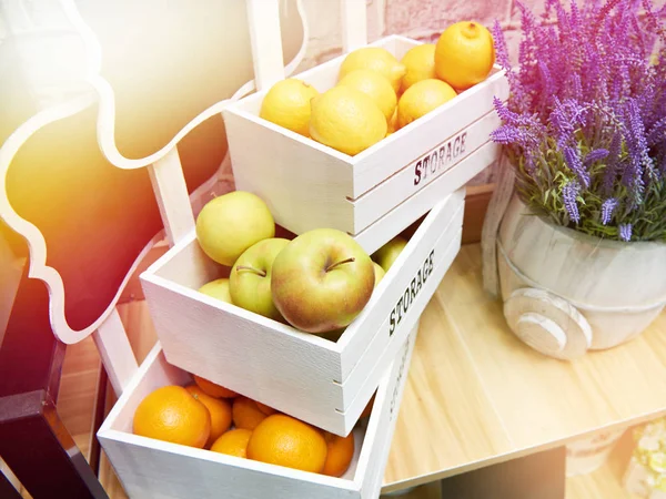 Frutta Mele Arance Limoni Scatole Legno Bianco Nel Negozio — Foto Stock