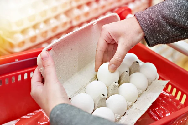 Mains Femme Avec Des Paquets Œufs Blancs Dans Magasin — Photo