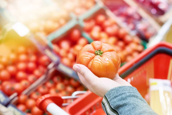 Tomate Der Hand Des Käufers Lebensmittelgeschäft — Stockfoto