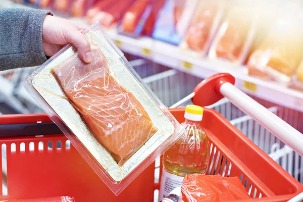 Embalagem Peixe Salmão Mão Comprador Supermercado — Fotografia de Stock