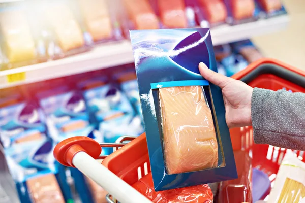 Packing Salmon Fish Hand Buyer Grocery Store — Stock Photo, Image