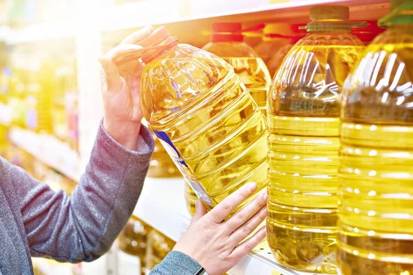 Big Plastic Bottle Olive Oil Hand Buyer Grocery Store — Stock Photo, Image