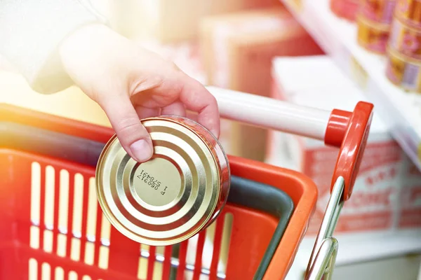 Lata Lata Nas Mãos Comprador — Fotografia de Stock